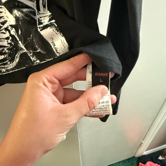 ROMWE Black Graphic Tee - Picture 3 of 3